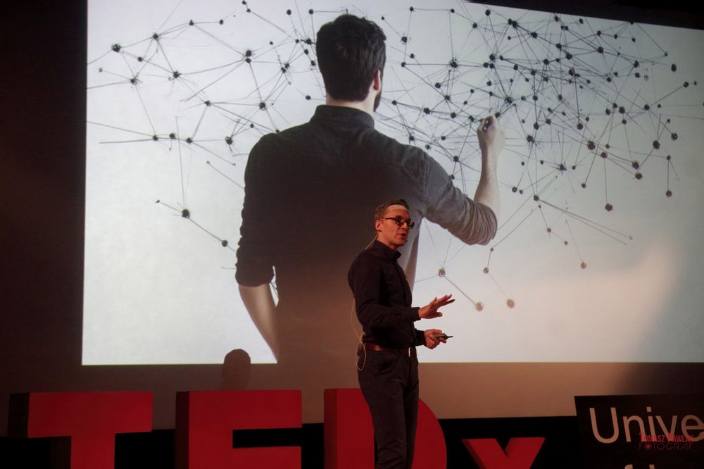 Prelegent podczas wystąpienia