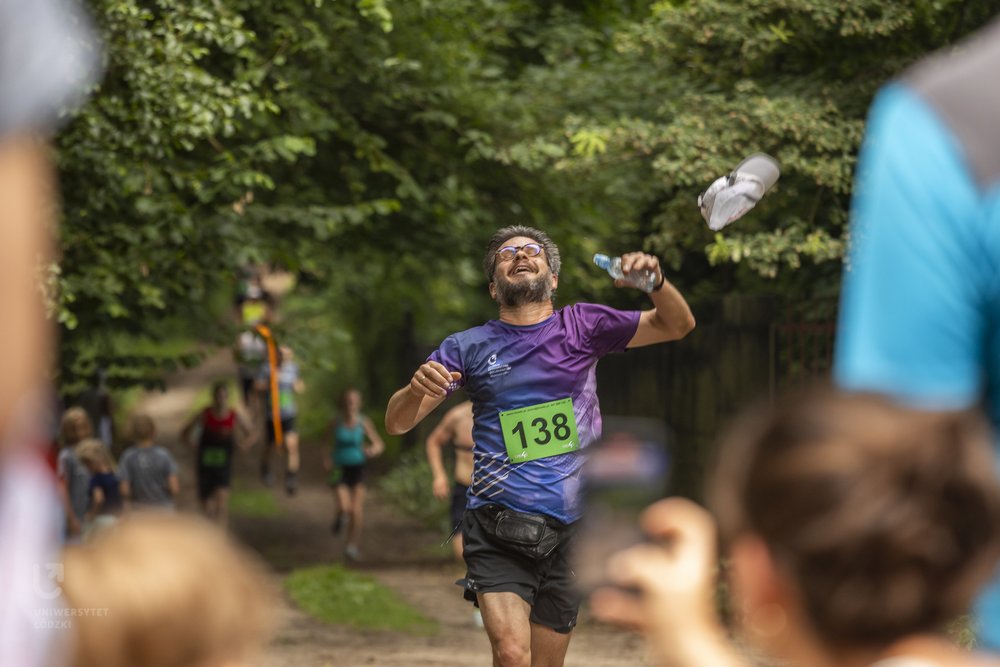 uradowany uczestnik kończy bieg