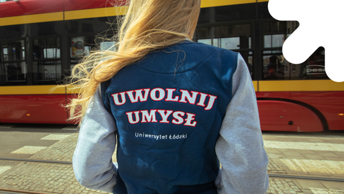 Kobieta w bluzie "Uwolnij Umysł"