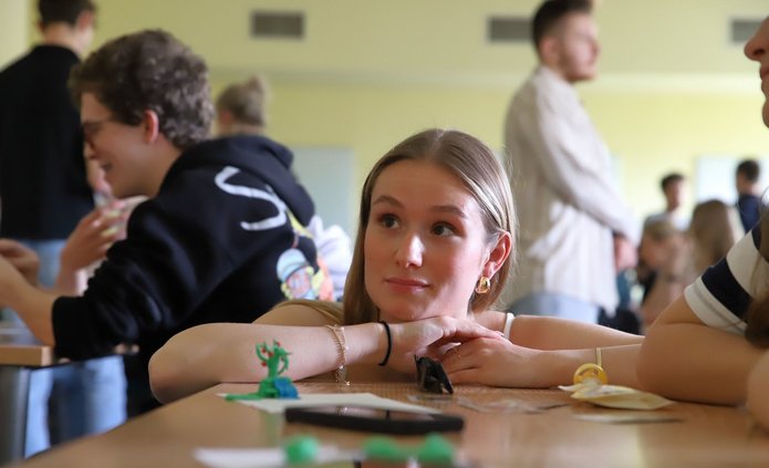 prowadząca wsłuchuje się w rozmowę kandydatów