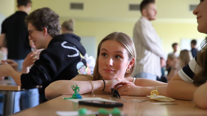 prowadząca wsłuchuje się w rozmowę kandydatów