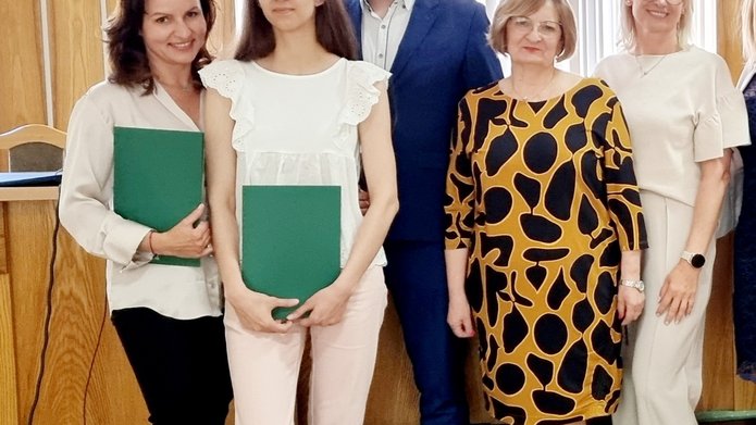 nagrodzona wraz z osobami wręczającymi dyplom