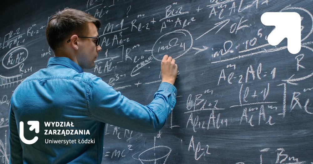 Mężczyzna stojący przed tablicą z równaniem matematycznym