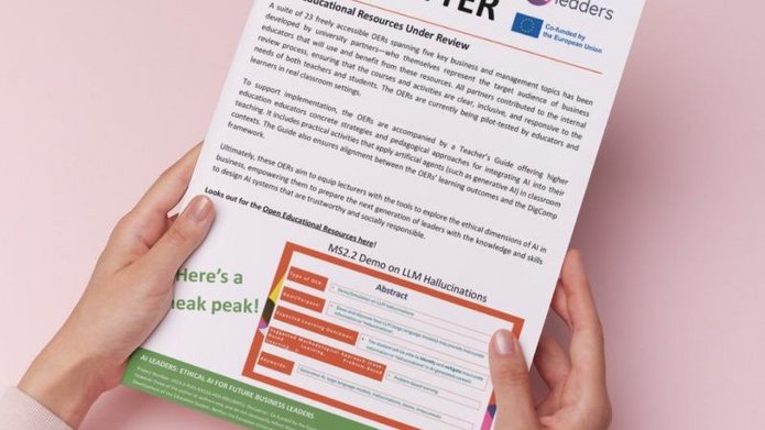 newsletter trzymany w dłoniach