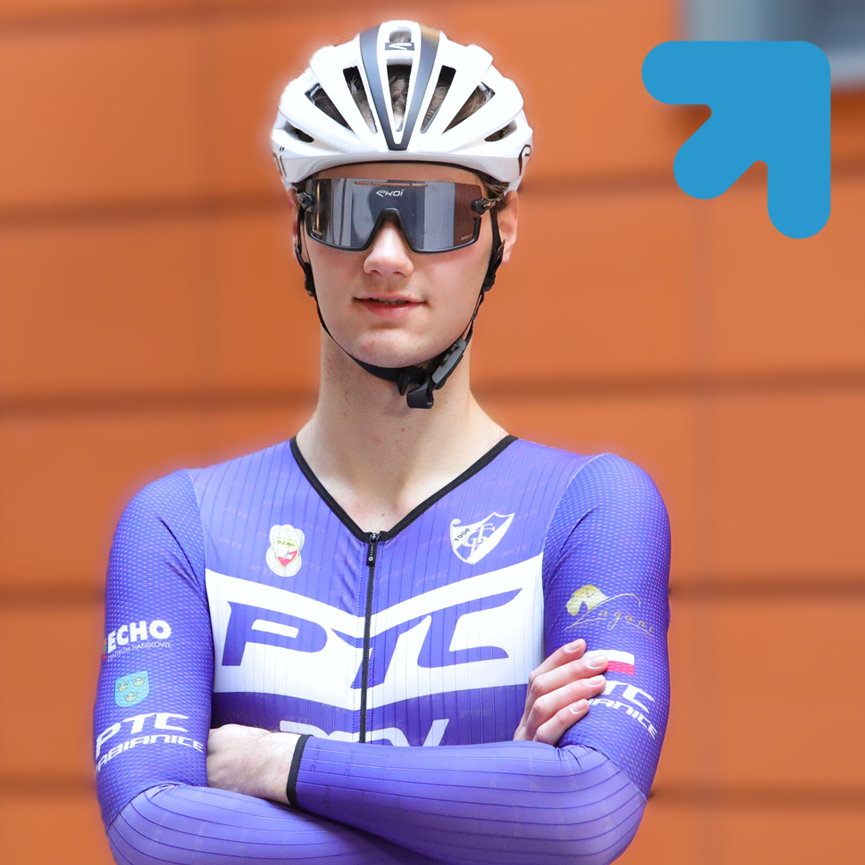 Student trenujący kolarstwo w stroju sportowym i kasku. Napi: Dawid Rola Student po godzinach