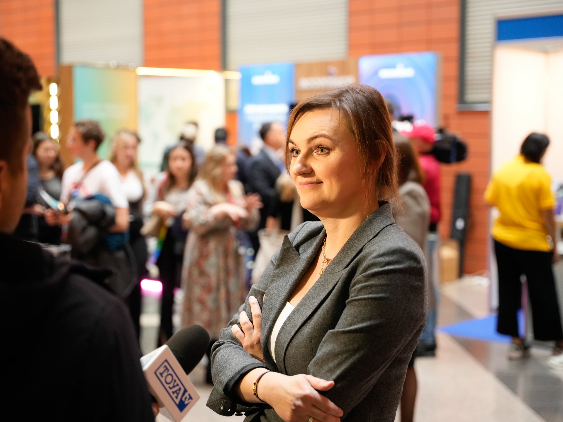 Prof. Agnieszka Kurczewska speaking to the media