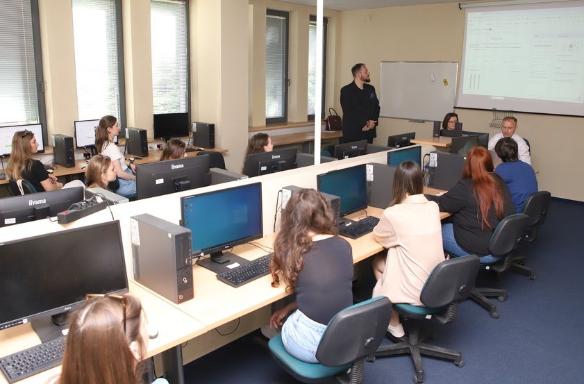 widok na salę zajęciową i prowadzących