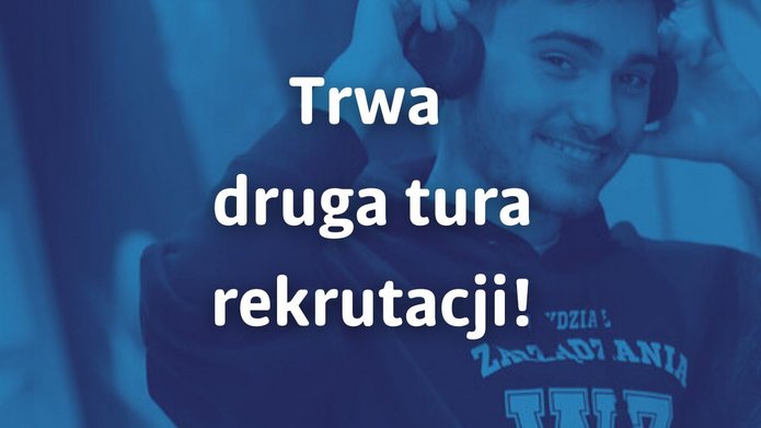 Trwa druga tura rekrutacji. Niebieskie tło, uśmiechnięty mężczyzna