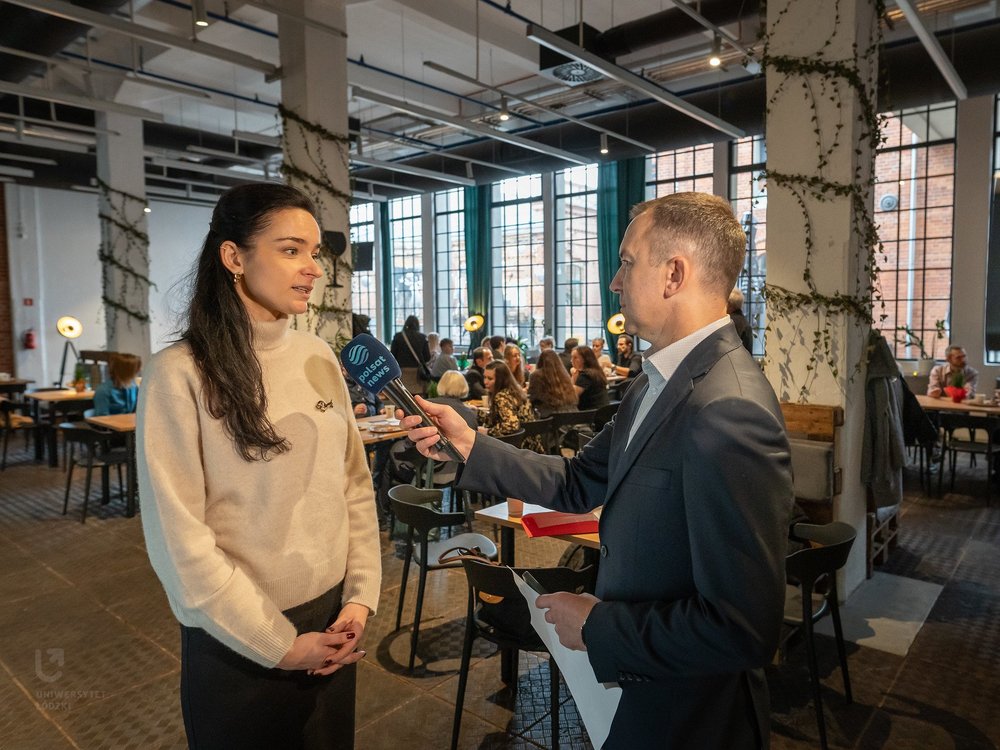 dr Izabela Florczak podczas rozmowy z dziennikarzem 