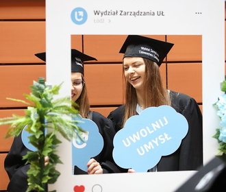 dwie absolwentki pozują w okienku instagramowym