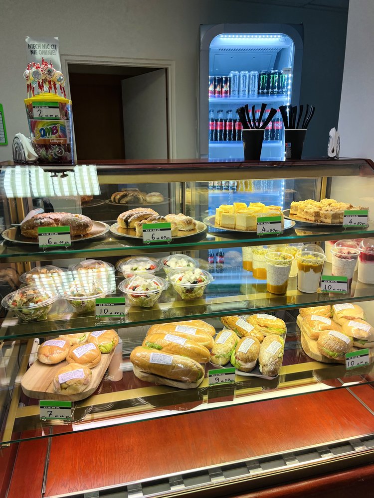 kanapki, sałatki, przekąski słodkie w ladzie wystawowej