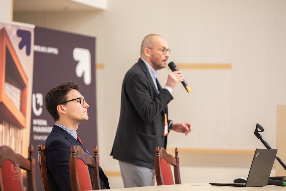 prof. Łukasz Bogucki podczas wykładu dla społeczności UŁ