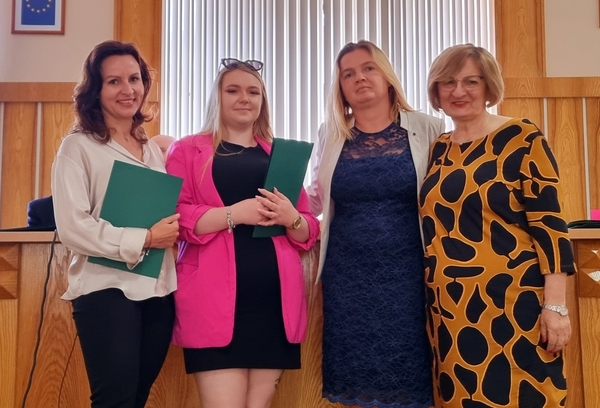 Laureatka konkursu z osobami wręczającymi dyplom Laureatka konkursu z osobami wręczającymi dyplom