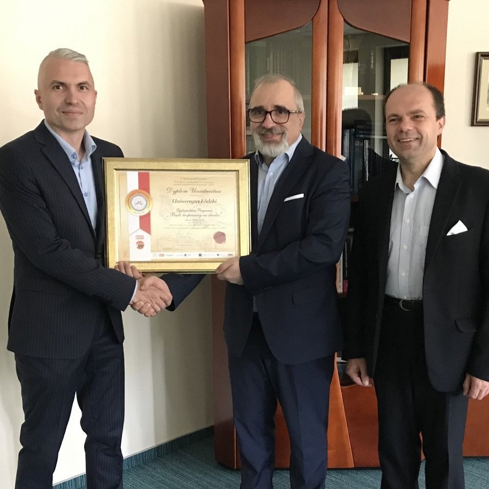 Wręczenie dyplomu Dziekanowi WZ