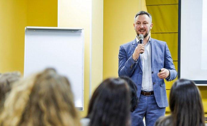 prelegent podczas prezentacji