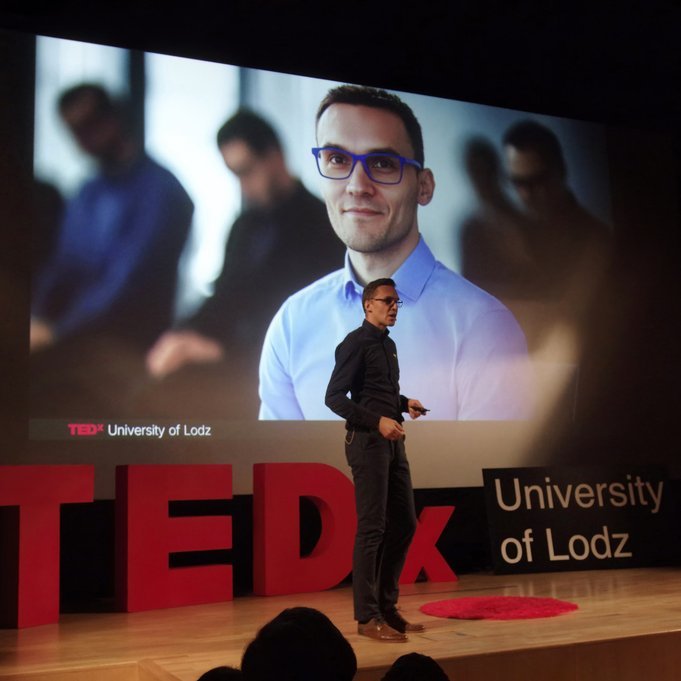 Prelegent podczas wystąpienia