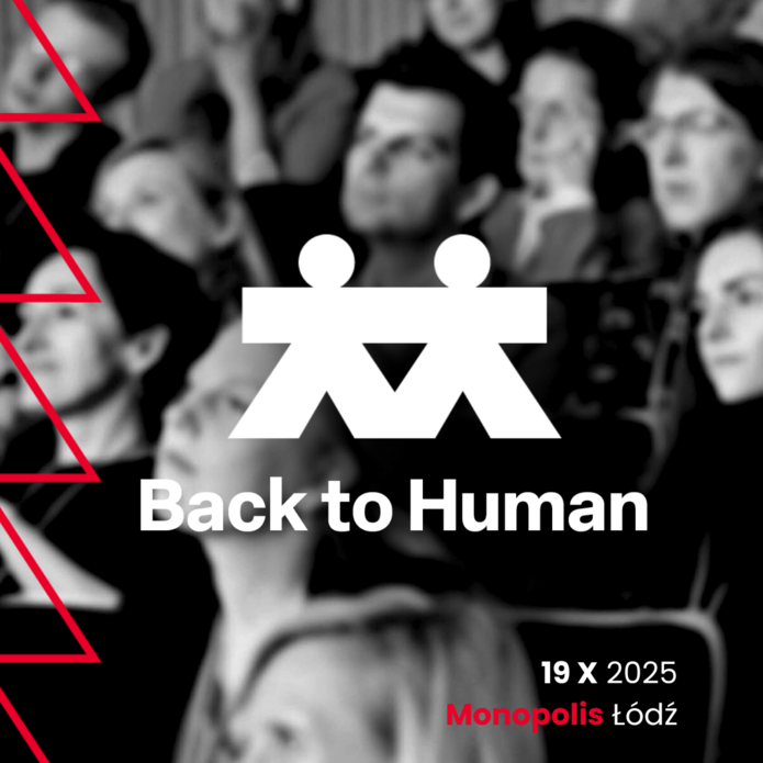 Grafika promocyjna wydarzenia TEDx University of Lodz. Po lewej stronie białe tło z logo “TEDx University of Lodz” na górze, poniżej duży tekst „Zasiądź na widowni TEDx!” oraz podpisa “I posłuchaj Speakerów jako pierwszy/a!”; u dołu kolorowy baner z hasłem „LICZBA MIEJSC OGRANICZONA!” oraz logotypy partnerów (miasto Łódź, Młodzi w Łodzi, Centrum OPUS). Po prawej stronie czarno-biała, lekko rozmyta fotografia publiczności, na nią nałożono biały napis „Back to Human” oraz stylizowany symbol dwóch osób trzymających się za ręce. W rogu dolnym po prawej: data „19 X 2025” i lokalizacja „Monopolis Łódź”.