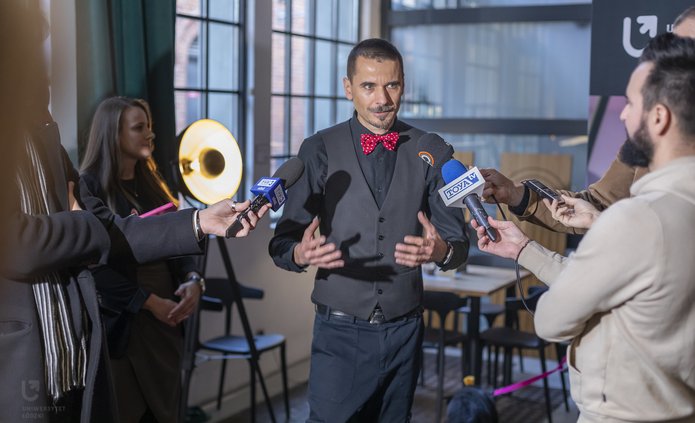 prorektor Krzysztof Pabis podczas briefingu