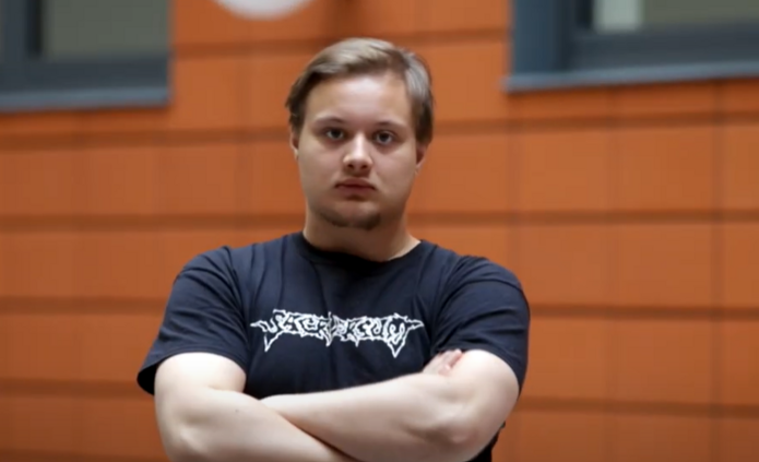 zdjęcie przedstawia młodego mężczyznę