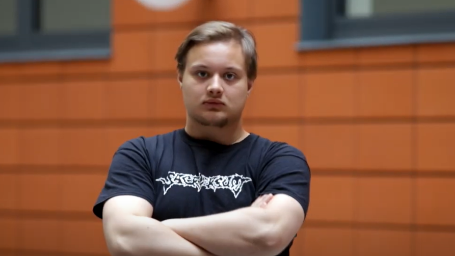 zdjęcie przedstawia młodego mężczyznę