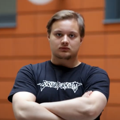 zdjęcie przedstawia młodego mężczyznę