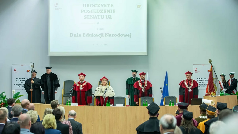 Zdjęcie przedstawia Władze Uniwersytetu Łódzkiego podczas uroczystego posiedzenia senatu UŁ