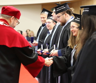 Rektor gratuluje absolwentom uzyskania medalu za Chlubne studia