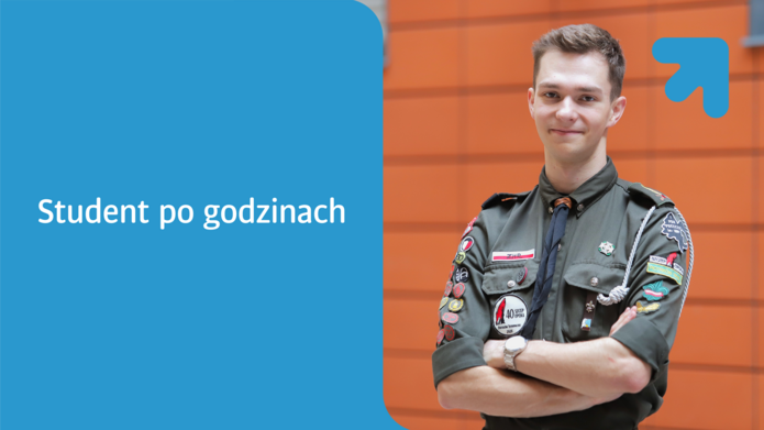Młody mężczyzna w stroju harcerza