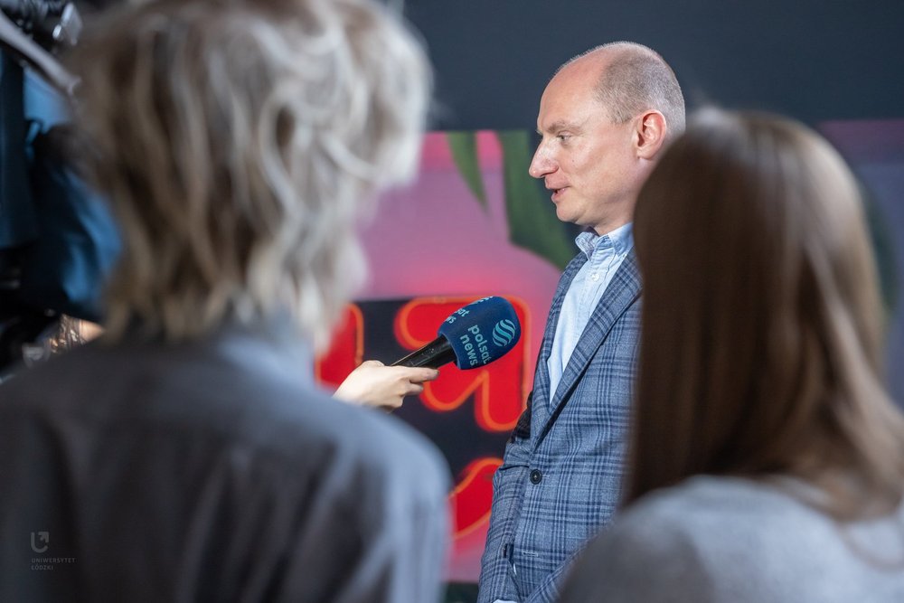 dr Mariusz Woźniakowski udzielający komentarza eksperckiego