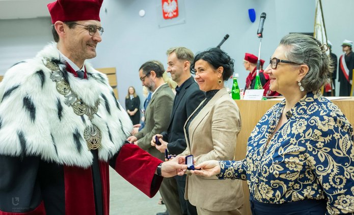 Rektor UŁ wręcza odznakę pracowniczce