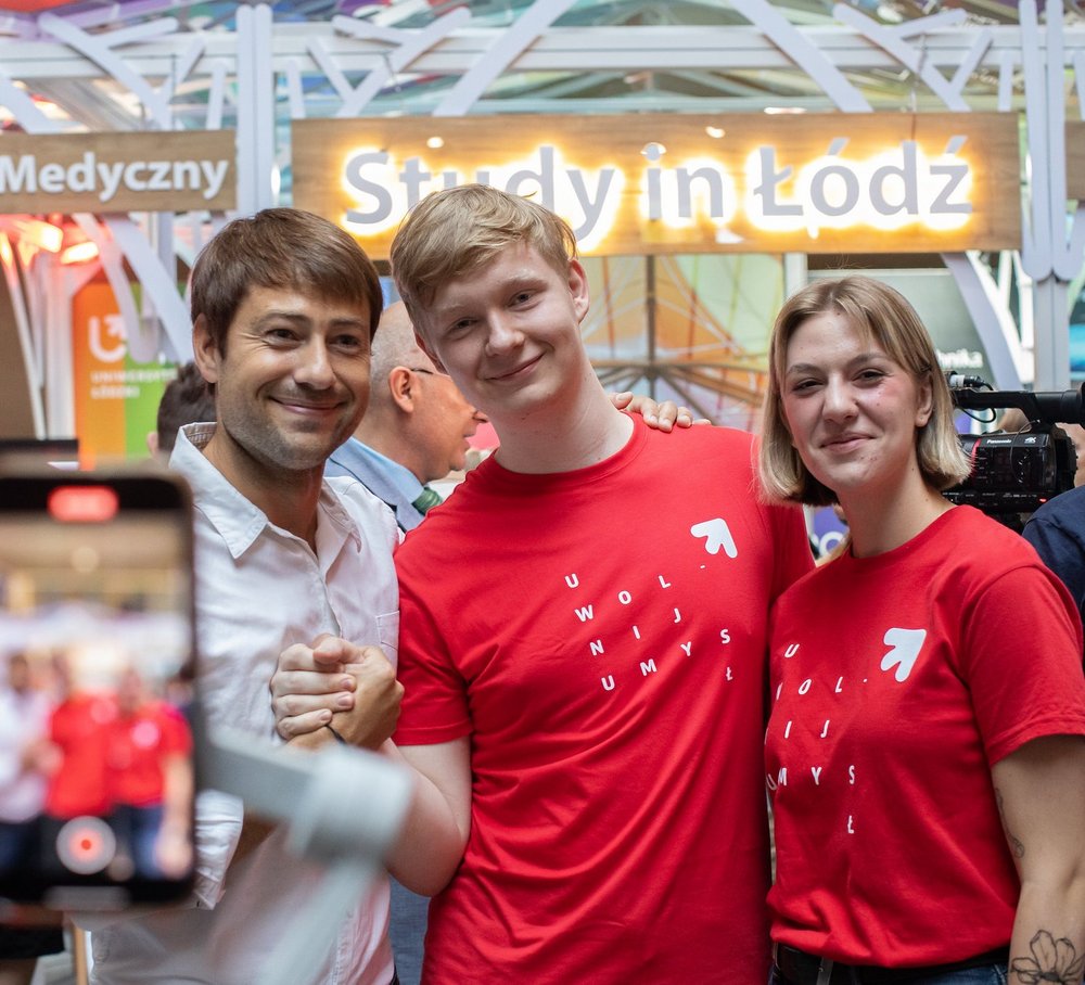 Deputy Mayor of Lodz Adam Pustelnik together with the University of Lodz Ambassadors
