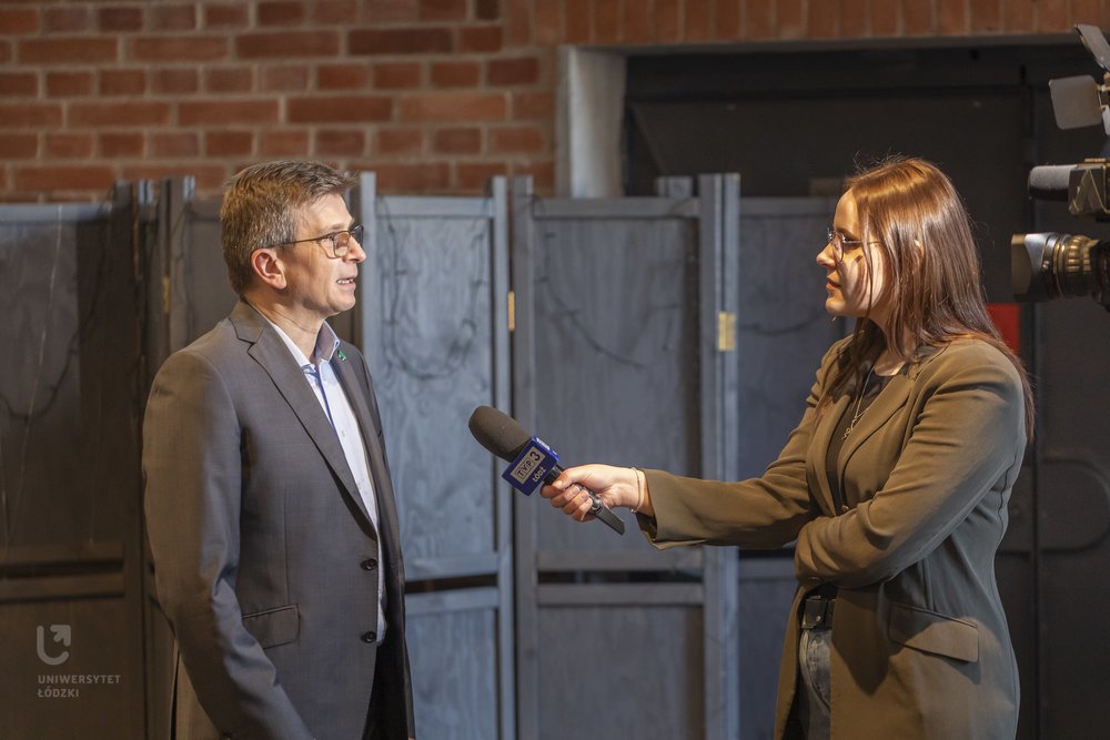 prof. Marek Majewski podczas rozmowy z dziennikarką TVP3