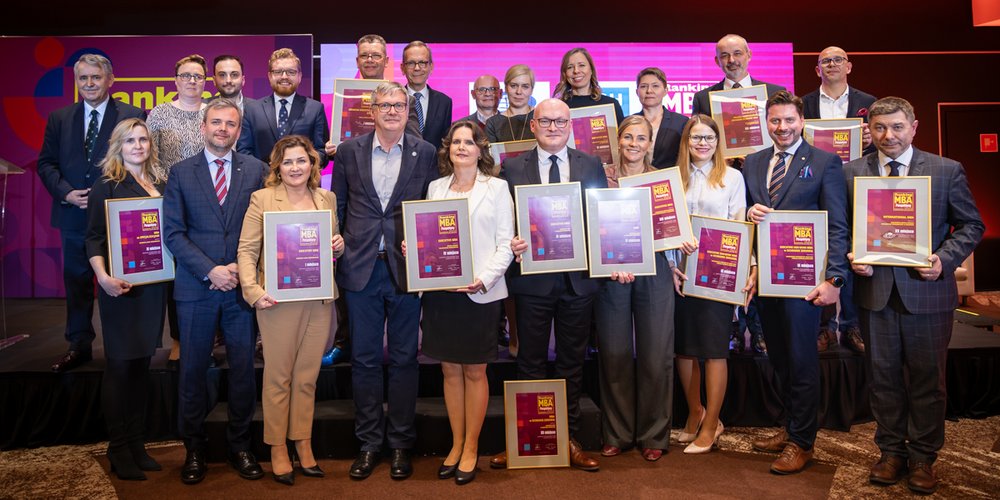 Zdjęcie przedstawicieli uczelni nagrodzonych programów MBA