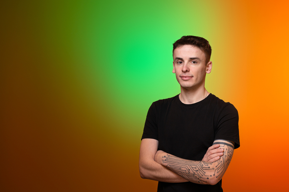 Jerzy Gałęziewski - ambasador UniLodz - młody mężczyzna ubrany na czarno