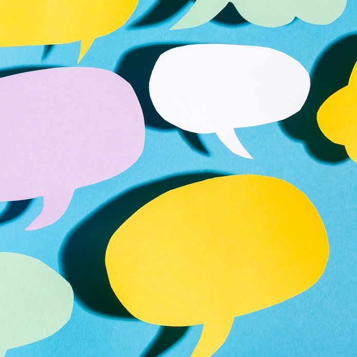 ikonki chmurek czatu na niebieskim tle