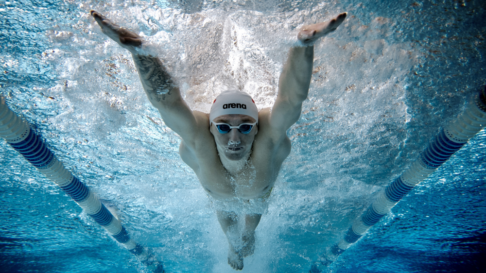 Zdjęcie przedstawia pływaka w basenie