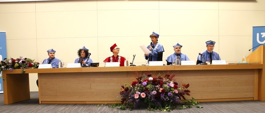 kolegium dziekańskie na auli w trakcie inauguracji roku akademickiego