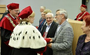 Rektor wręcza medal prof. Tadeuszowi Markowskiemu