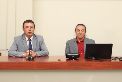 paneliści za stołem prezydialnym