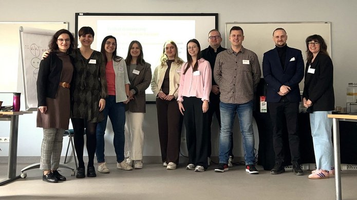 wszyscy uczestnicy spotkania Klubu Absolwenta