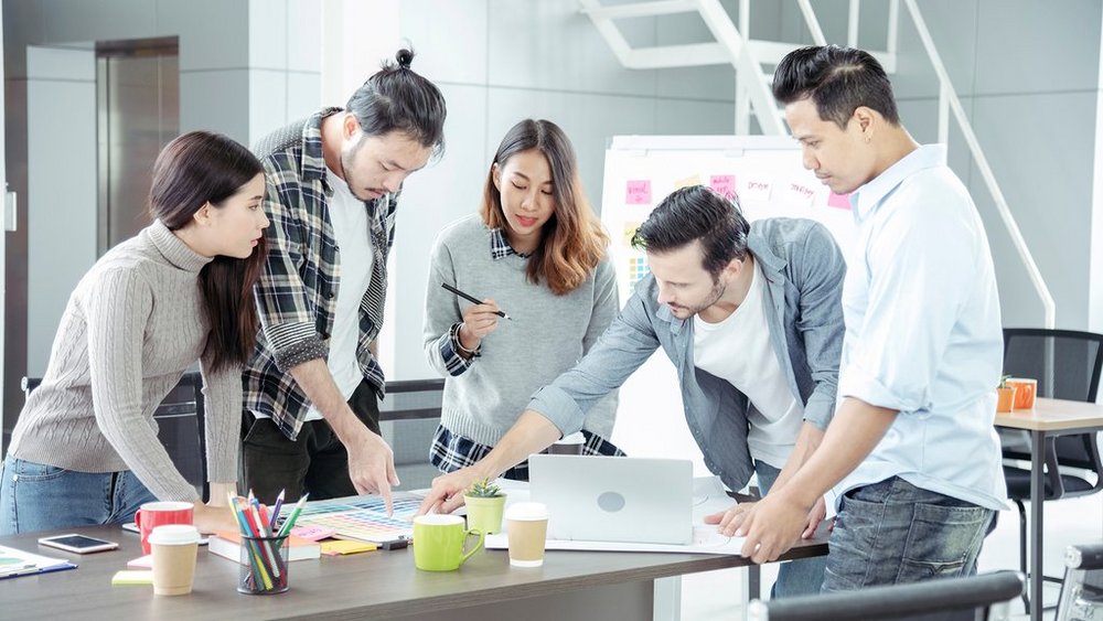 a decorative element: cooperating students