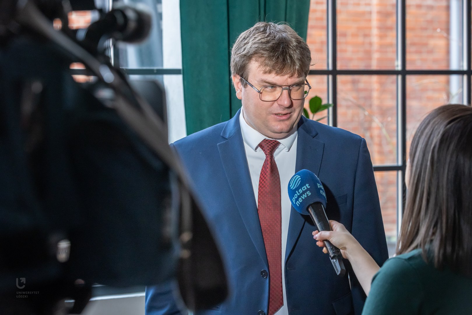 dr Mateusz Piątkowski udzielający komentarza eksperckiego