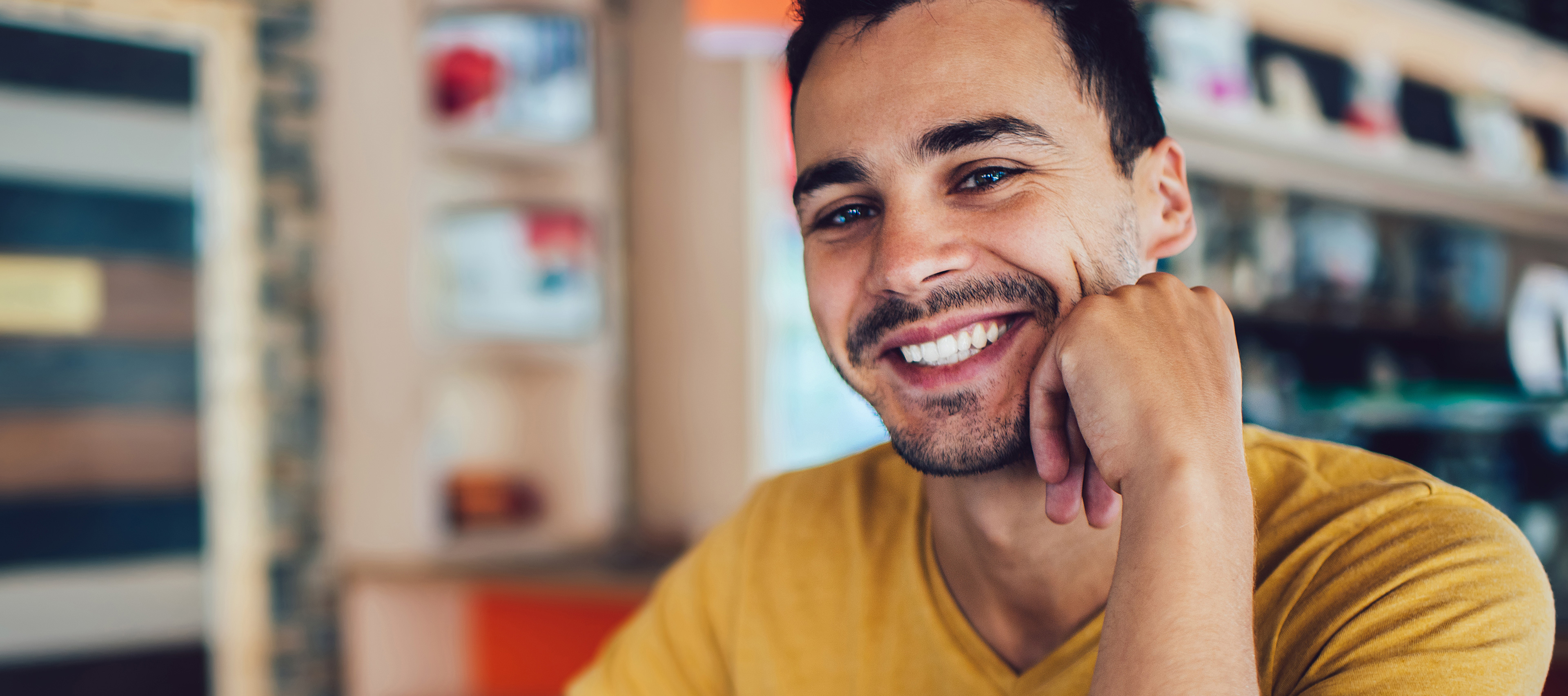 Uśmiechnięty mężczyzna