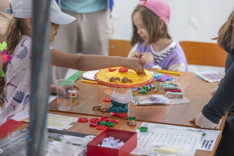 Dzieci na plenerowych warsztatach maowania