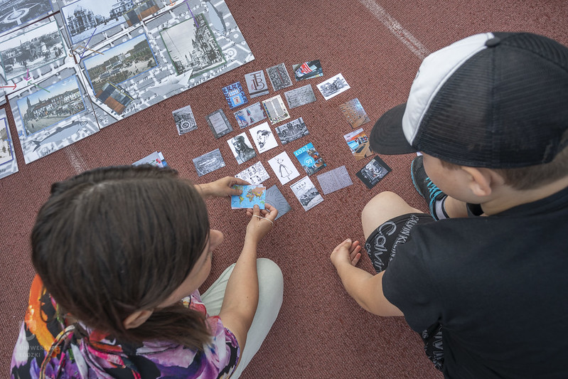 Dzieci grają w grę memory