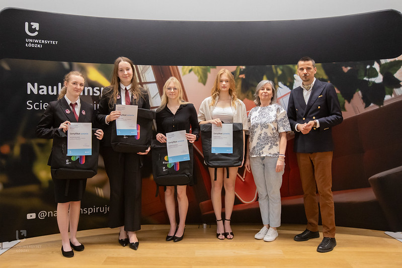Grupa licealistów - laureatów konkursu Laboratorium Innowacji pozuje do zdjęcia wraz z prorektorem Krzysztofem Pabisem