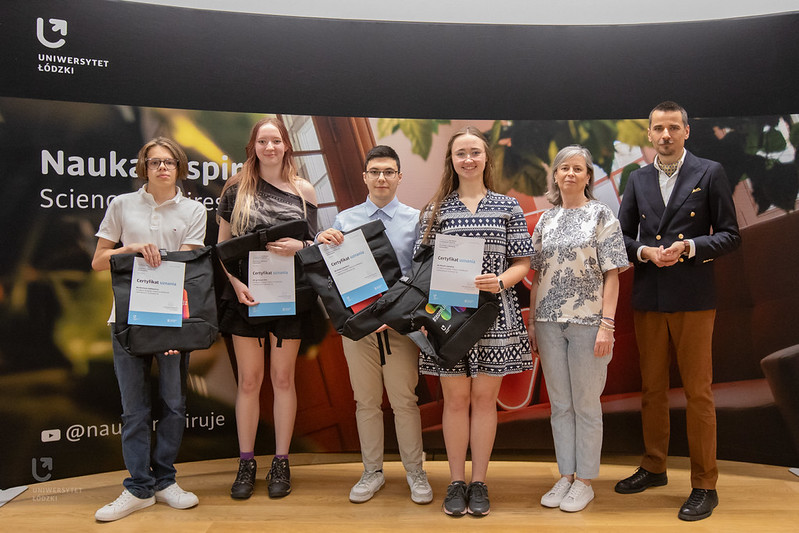 Grupa licealistów - laureatów konkursu Laboratorium Innowacji pozuje do zdjęcia wraz z prorektorem Krzysztofem Pabisem