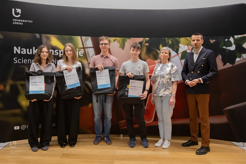 Grupa licealistów - laureatów konkursu Laboratorium Innowacji pozuje do zdjęcia wraz z prorektorem Krzysztofem Pabisem
