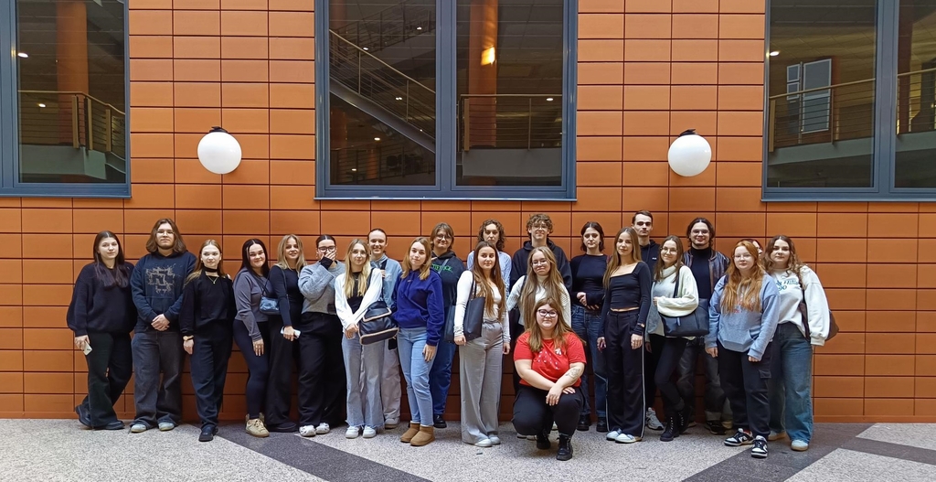 Grupa młodych ludzi na Wydziale Zarządzania UŁ